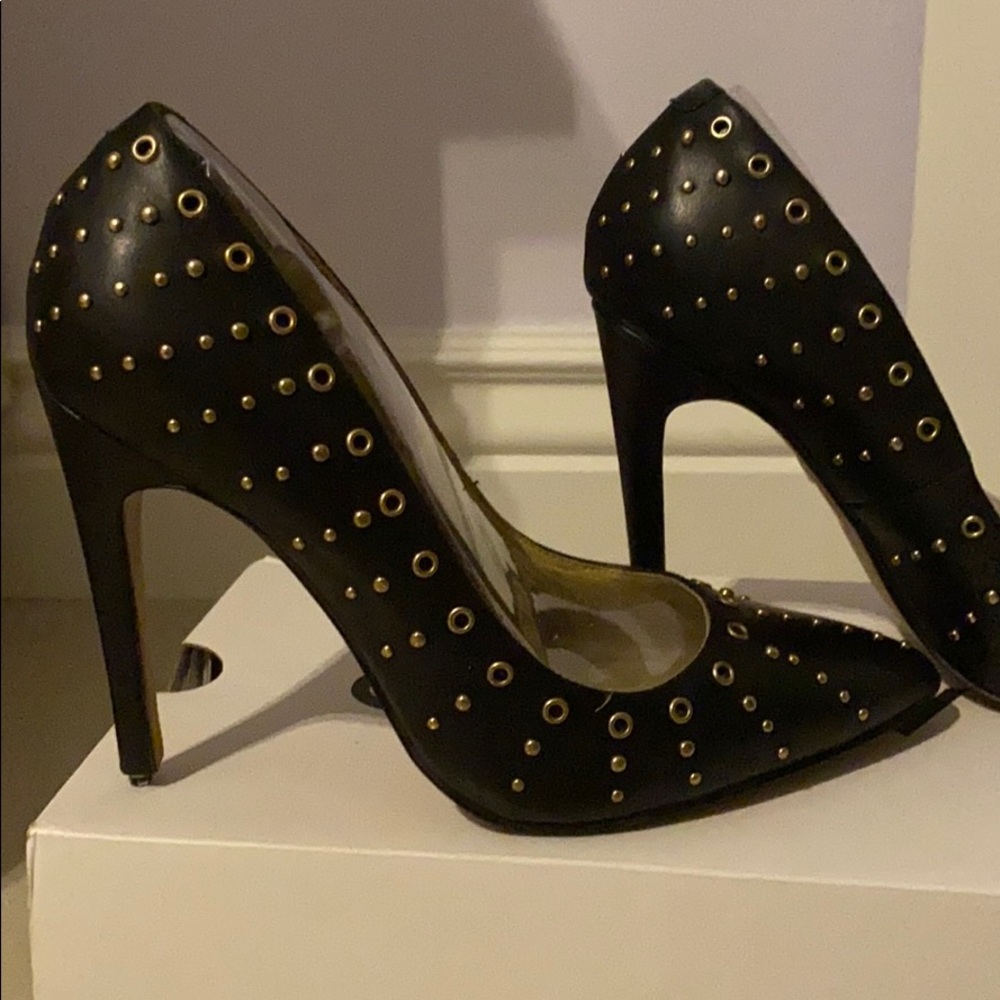 Also black and gold pump